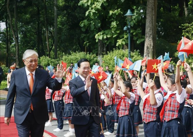 Chủ tịch nước Võ Văn Thưởng và Tổng thống Kazakhstan Kassym-Jomart Tokayev với thiếu nhi Thủ đô tại lễ đón. Ảnh: Thống Nhất/TTXVN