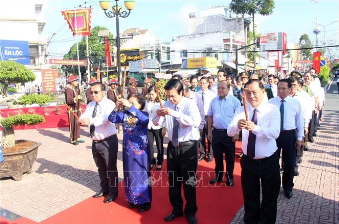 Lãnh đạo tỉnh Tiền Giang dâng hương tại Tượng đài Anh hùng dân tộc Trương Định ở Thị xã Gò Công.