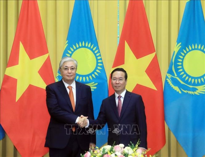 Chủ tịch nước Võ Văn Thưởng và Tổng thống Kazakhstan Kassym-Jomart Tokayev tại lễ đón. Ảnh: Thống Nhất/TTXVN