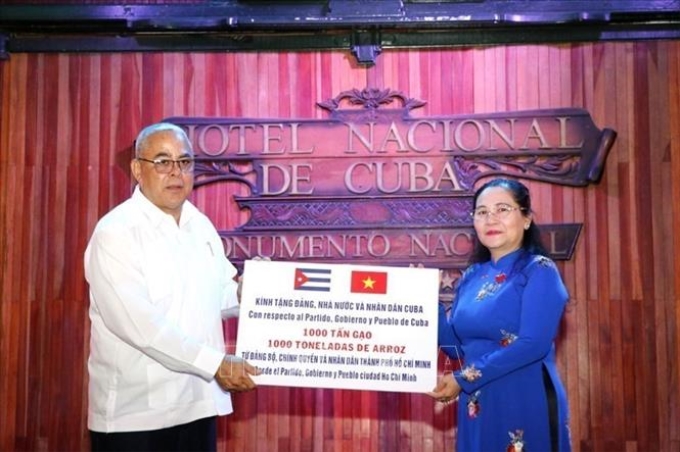 Đồng chí Nguyễn Thị Lệ trao biểu trưng 1.000 tấn gạo của Đảng bộ, chính quyền và nhân dân TP Hồ Chí Minh tặng Đảng, nhà nước và nhân dân Cuba.