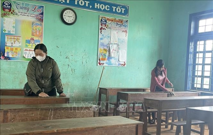 Các giáo viên Trường Trung học cơ sở Thuận, huyện miền núi Hướng Hóa dọn dẹp vệ sinh lớp học để chuẩn bị đón học sinh bước vào năm học mới 2023-2024.