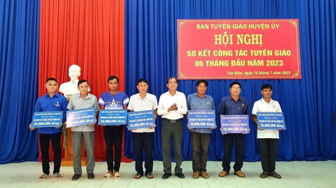 Trao vốn cho 7 đảng viên từ mô hình “Cán bộ, đảng viên huyện Tân Biên thực hành tiết kiệm làm theo gương Bác”.