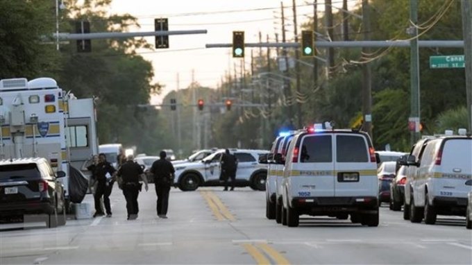 Cảnh sát điều tra tại hiện trường vụ nổ súng ở thành phố Jacksonville, bang Florida (Mỹ) ngày 26/8. (Ảnh: AP/TTXVN)