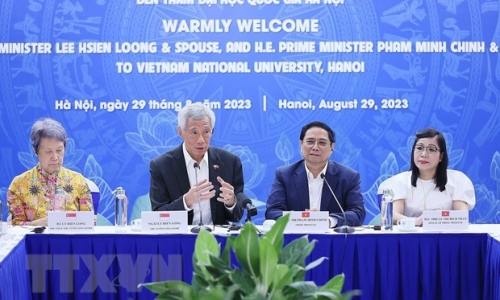 Thủ tướng Việt Nam và Thủ tướng Singapore gặp gỡ sinh viên Đại học Quốc gia Hà Nội