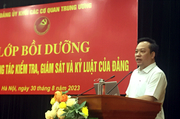 Đồng chí Đỗ Việt Hà, Phó Bí thư Đảng ủy Khối các cơ quan Trung ương, phát biểu khai giảng lớp bồi dưỡng.