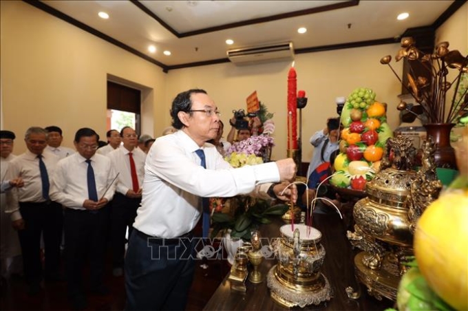 Đồng chí Nguyễn Văn Nên, Bí thư Thành ủy Thành phố Hồ Chí Minh dâng hương Chủ tịch Hồ Chí Minh tại Bảo tàng Hồ Chí Minh chi nhánh Thành phố.