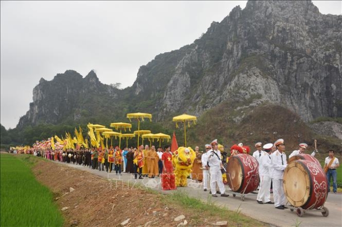 Nghi lễ rước nước từ giếng cổ Nhẫm Dương về tổ đình Thánh Quang để làm lễ tắm Tổ tại Lễ hội truyền thống chùa Nhẫm Dương. Ảnh tư liệu: TTXVN phát