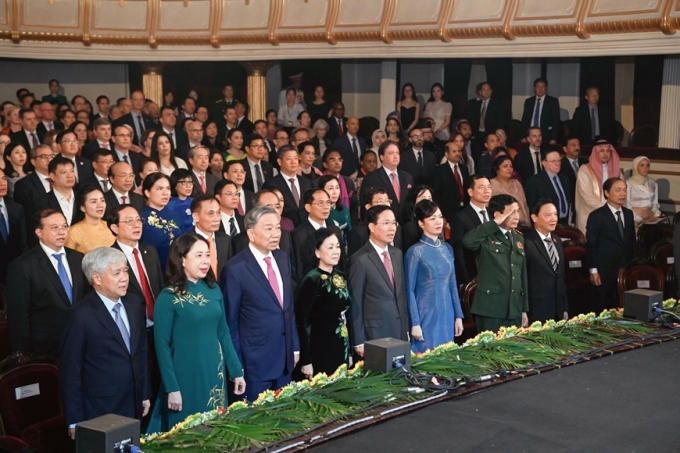 Chủ tịch nước Võ Văn Thưởng và Phu nhân cùng lãnh đạo Đảng, Nhà nước; các đại biểu thực hiện nghi thức chào cờ