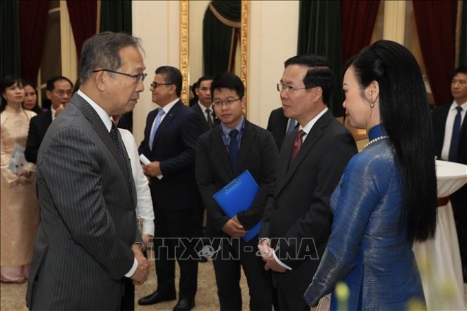 Chủ tịch nước Võ Văn Thưởng và Phu nhân với Đại sứ Nhật Bản tại Việt Nam Yamada Takio dự chương trình kỷ niệm. Ảnh: Lâm Khánh/TTXVN