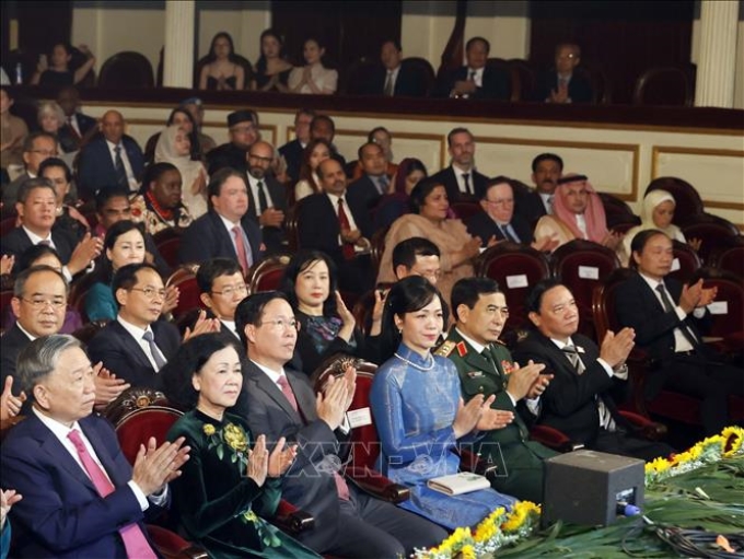 Chủ tịch nước Võ Văn Thưởng và Phu nhân cùng lãnh đạo Đảng, Nhà nước; các đại biểu dự chương trình kỷ niệm