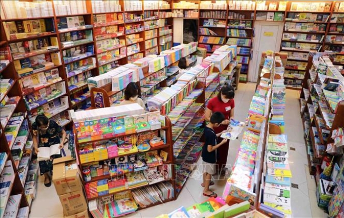 Để tránh mua phải sách in lậu, sách giả, giáo viên, phụ huynh và học sinh nên tìm mua sách tại các hệ thống phân phối chính thức, không mua sách từ các nguồn trôi nổi trên thị trường. Ảnh: Thanh Tùng/TTXVN