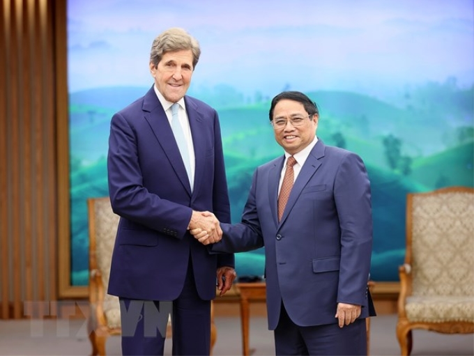 Thủ tướng Phạm Minh Chính tiếp Đặc phái viên của Tổng thống Hoa Kỳ về Khí hậu John Kerry. (Ảnh: Dương Giang/TTXVN)