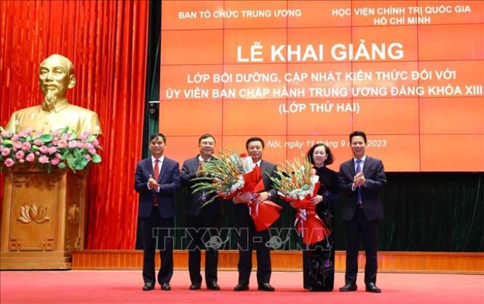 Ban Tổ chức lớp học tặng hoa đồng chí Trương Thị Mai và GS,TS Nguyễn Xuân Thắng. Ảnh: Văn Điệp/TTXVN