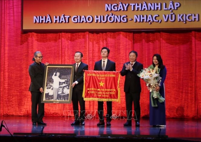 Tặng cờ thi đua của Ủy ban nhân dân Thành phố Hồ Chí Minh cho Nhà hát Giao hưởng, Nhạc - Vũ kịch nhân dịp kỷ niệm 30 năm thành lập.