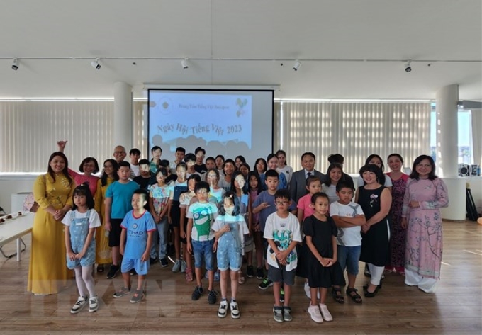 Các thầy cô giáo và học sinh của Trung tâm Tiếng Việt Budapest chụp ảnh lưu niệm cùng cán bộ Đại sứ quán Việt Nam tại Hungary. (Ảnh: TTXVN)