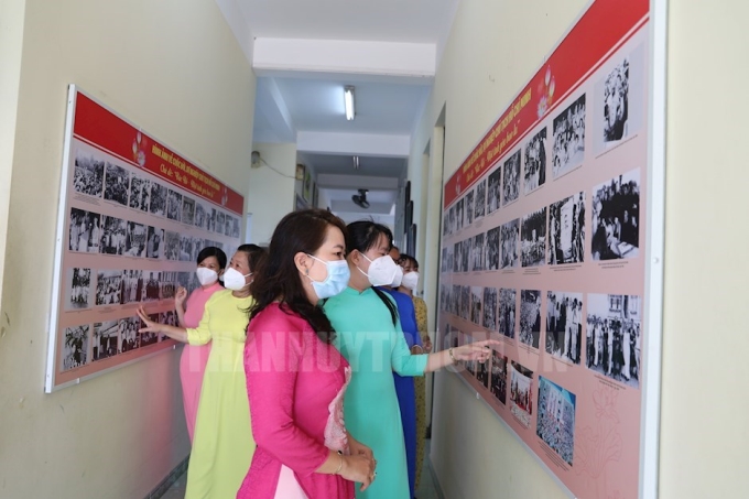 Tham quan khu vực triển lãm Hình ảnh cuộc đời và sự nghiệp Chủ tịch Hồ Chí Minh tại Không gian văn hóa xã Phước Lộc, huyện Nhà Bè, Thành phố Hồ Chí Minh.