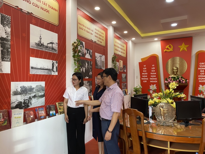 Thầy Dương Công Lý, Hiệu trưởng trường THCS Lê Văn Hưu chia sẻ về những cuốn sách, tư liệu quý trong Không gian văn hóa Hồ Chí Minh của Nhà trường.