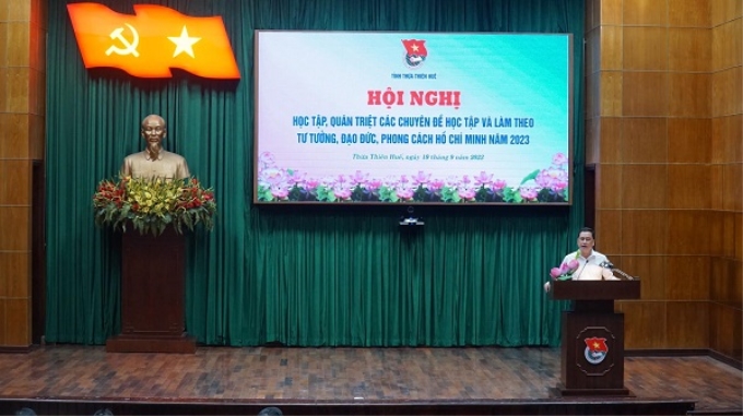 Đồng chí Nguyễn Thành Nhân - Phó trưởng Ban Tuyên giáo Tỉnh ủy trao đổi chuyên đề tại Hội nghị
