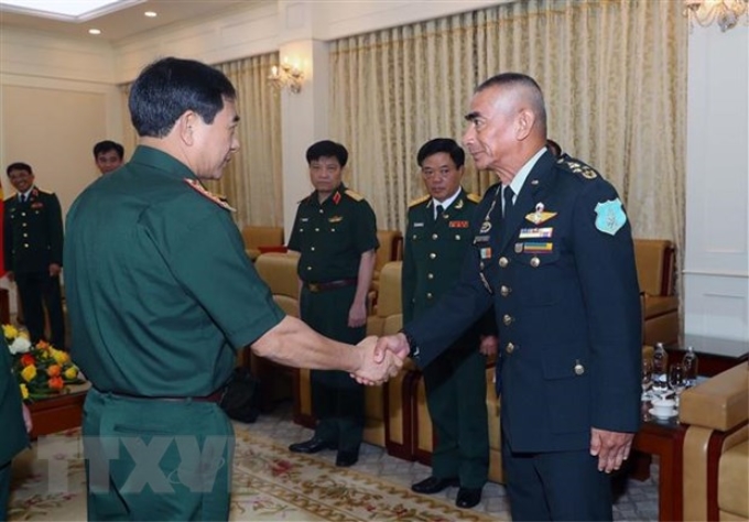 Bộ trưởng Quốc phòng Phan Văn Giang tiếp Tư lệnh Lực lượng Quốc phòng Vương quốc Thái Lan Chalermphon Srisawasdi. (Ảnh: TTXVN)