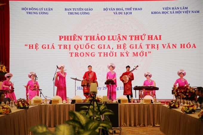 Tiết mục nghệ thuật đặc sắc mở màn phiên thảo luận thứ 2 của Hội thảo quốc gia “Hệ giá trị quốc gia, hệ giá trị văn hóa, hệ giá trị gia đình và chuẩn mực con người Việt Nam trong thời kỳ mới”