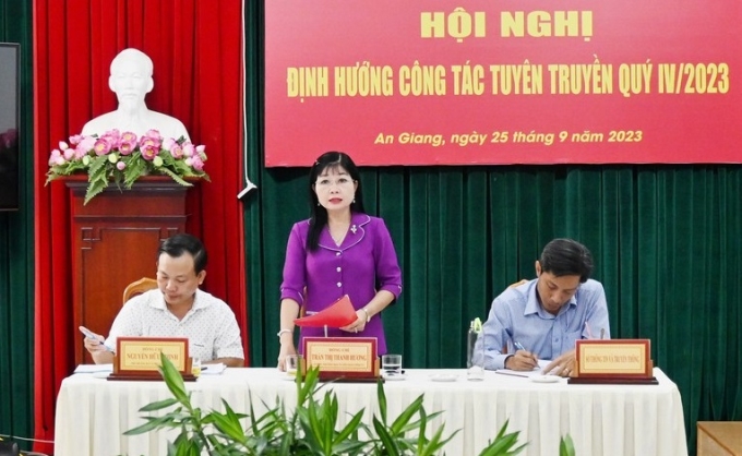 Đồng chí Trần Thị Thanh Hương, Ủy viên Thường vụ, Trưởng Ban Tuyên giáo Tỉnh ủy, Trưởng Đoàn đại biểu Quốc hội tỉnh phát biểu.