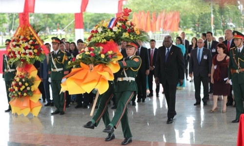 Dâng hoa tưởng niệm tại Tượng đài Lãnh tụ Fidel Castro ở Quảng Trị