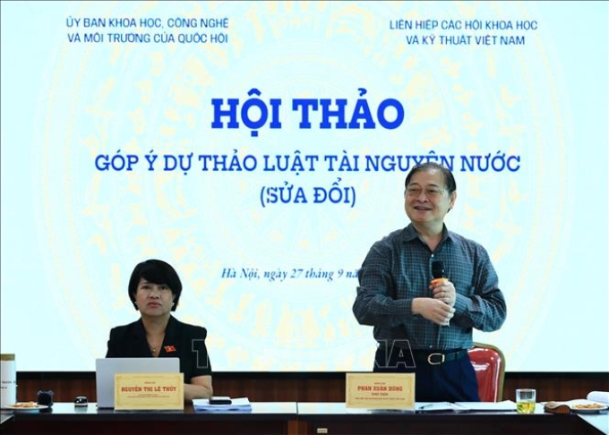 TSKH Phan Xuân Dũng, Chủ tịch Liên hiệp Hội Việt Nam và ThS. Nguyễn Thị Lệ Thủy. Phó Chủ nhiệm Ủy ban Khoa học, Công nghệ và Môi trường của Quốc hội chủ trì hội thảo. Ảnh: Hoàng Hiếu/ TTXVN