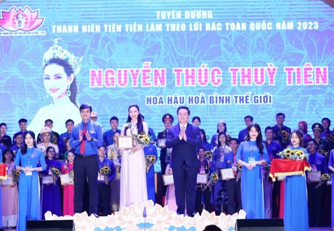 Đồng chí Nguyễn Trọng Nghĩa, Bí thư Trung ương Đảng, Trưởng Ban Tuyên giáo Trung ương và đồng chí Bùi Quang Huy, Ủy viên dự khuyết Trung ương Đảng, Bí thư thứ nhất Trung ương Đoàn trao Bằng khen cho các cá nhân