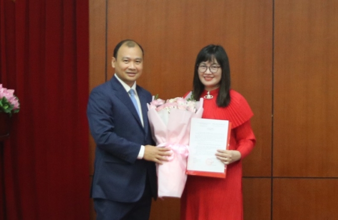 Đồng chí Lê Hải Bình, Ủy viên dự khuyết Trung ương Đảng, Phó Trưởng Ban Tuyên giáo Trung ương trao Quyết định và tặng hoa chúc mừng đồng chí Nguyễn Thị Hương Giang.