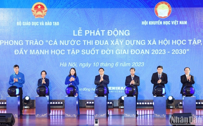 Thủ tướng Chính phủ Phạm Minh Chính và các đại biểu thực hiện nghi thức phát động phong trào “Cả nước thi đua xây dựng xã hội học tập, đẩy mạnh học tập suốt đời giai đoạn 2023 - 2030”.