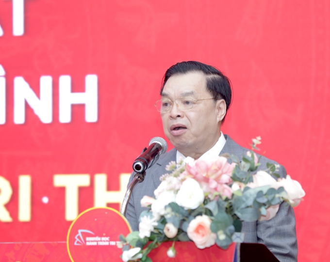 Phó Chủ tịch kiêm Tổng thư ký Hội Khuyến học Việt Nam Lê Mạnh Hùng báo cáo quá trình triển khai đề án. (Ảnh: TA)