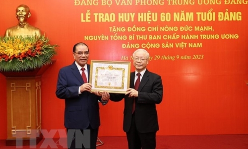 Trao Huy hiệu 60 năm tuổi Đảng tặng nguyên Tổng Bí thư Nông Đức Mạnh