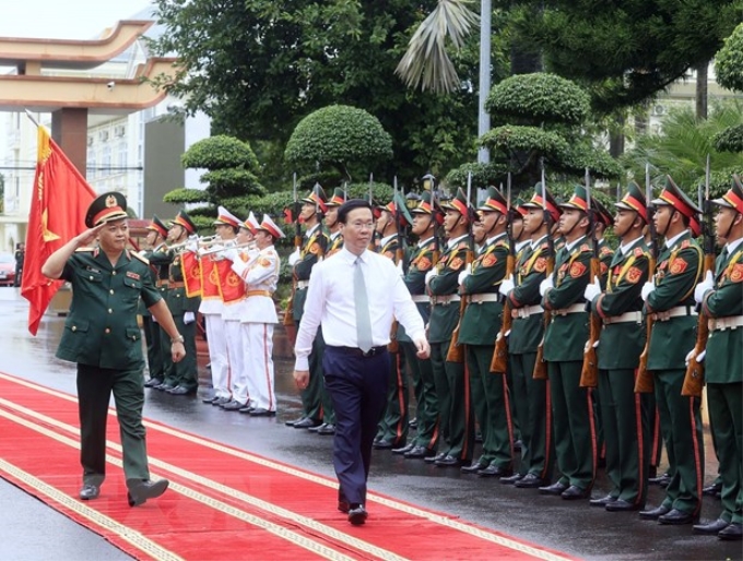 Chủ tịch nước Võ Văn Thưởng duyệt đội danh dự. (Ảnh: TTXVN)