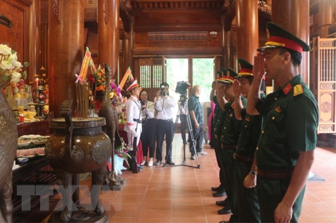 Lãnh đạo Quân khu 4 thành kính dâng hương tưởng niệm, bày tỏ lòng biết ơn vô hạn đối với Chủ tịch Hồ Chí Minh. (Ảnh: TTXVN)