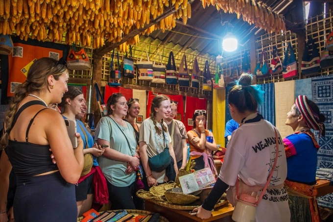 Du khách tham quan và trải nghiệm nghề dệt lanh truyền thống đồng bào Mông ở xã Lùng Tám, huyện Quảng Bạ, tỉnh Hà Giang. (Nguồn: vnexpress.net)