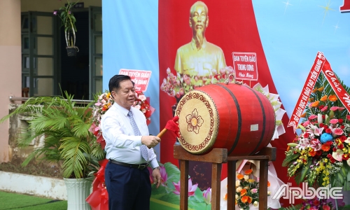 Trưởng Ban Tuyên giáo Trung ương Nguyễn Trọng Nghĩa dự khai giảng tại Trường THCS Tân Phú, Tiền Giang