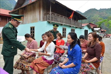 Cán bộ Đồn Biên phòng Pa Thơm tuyên truyền các chủ trương của Đảng, chính sách của Nhà nước cho bà con người dân tộc Lào tại bản Pa Xa Lào, xã biên giới Pa Thơm, huyện Điện Biên.