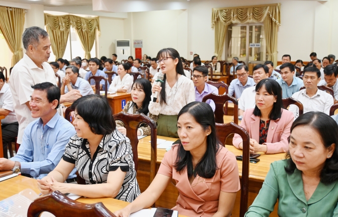 PGS.TS. Nguyễn Viết Thông trao đổi với các đại biểu tham dự Hội nghị.