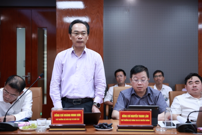 Thứ trưởng Bộ Giáo dục và Đào tạo Hoàng Minh Sơn trao đổi về một số nội dung kiến nghị của Học viện Báo chí và Tuyên truyền.