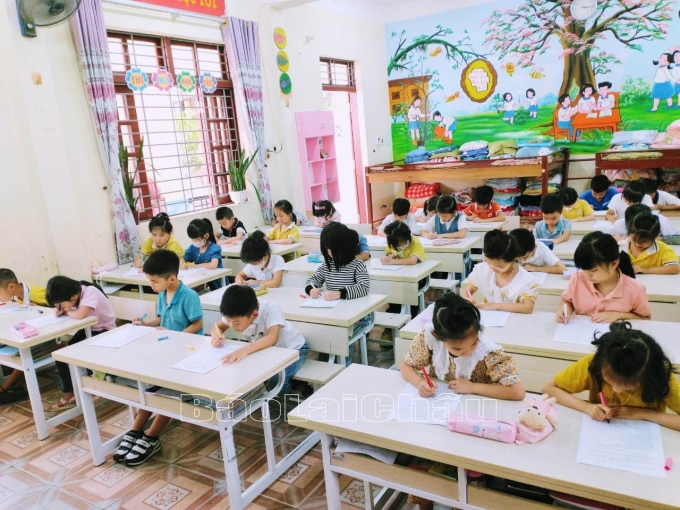 Trường Tiểu học số 1 (thành phố Lai Châu) nâng cao chất lượng giáo dục toàn diện. Trong ảnh: Học sinh kiểm tra chất lượng cuối học kỳ. (Ảnh: Báo Lai Châu)