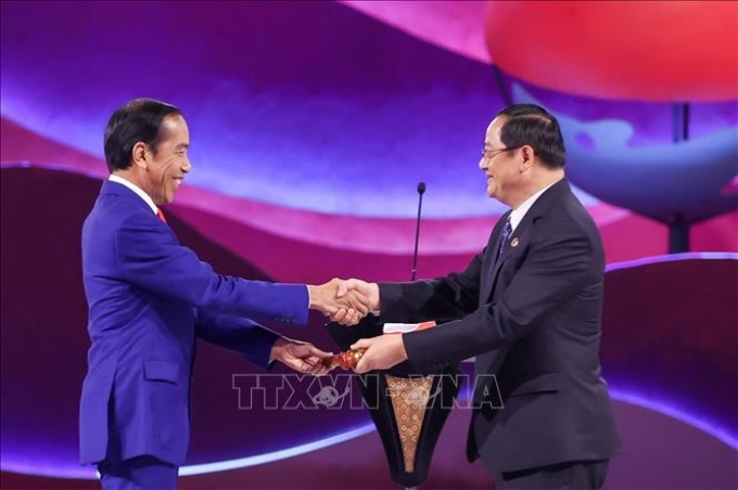 Tổng thống Indonesia Joko Widodo chuyển giao chức Chủ tịch ASEAN luôn phiên cho Lào. Ảnh: Dương Giang/TTXVN