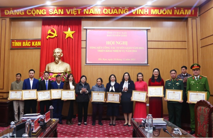 Đồng chí Phương Thị Thanh, Phó Bí thư thường trực Tỉnh ủy và đồng chí Trần Thị Lộc, Trưởng Ban Tuyên giáo trao Bằng khen của Chủ tịch UBND tỉnh cho các cá nhân