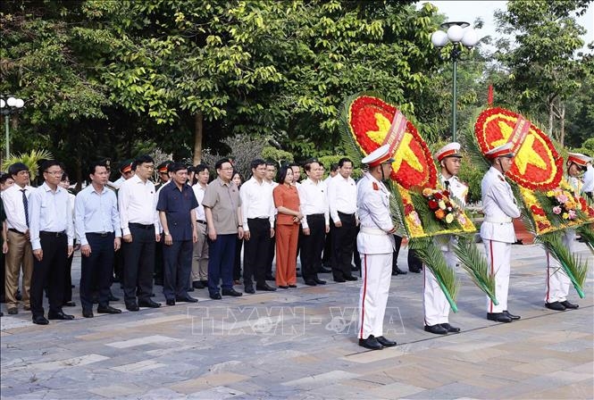 Chủ tịch Quốc hội Vương Đình Huệ với các đại biểu đặt vòng hoa viếng các Anh hùng liệt sĩ. Ảnh: An Đăng/TTXVN