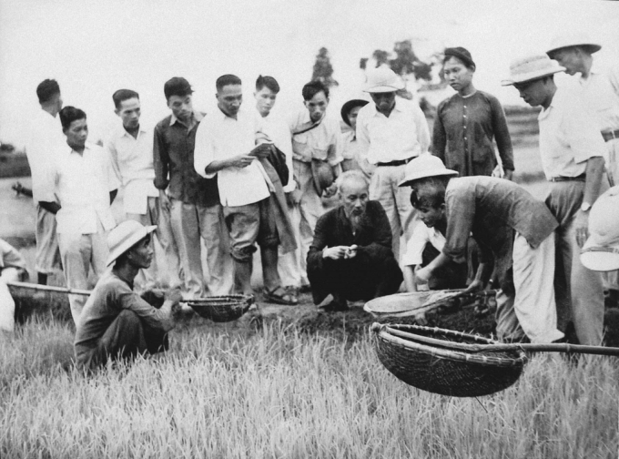 Chủ tịch Hồ Chí Minh thăm Hợp tác xã nông nghiệp Tân Lập, huyện Quốc Oai, tỉnh Hà Tây (năm 1958)_Ảnh: Tư liệu