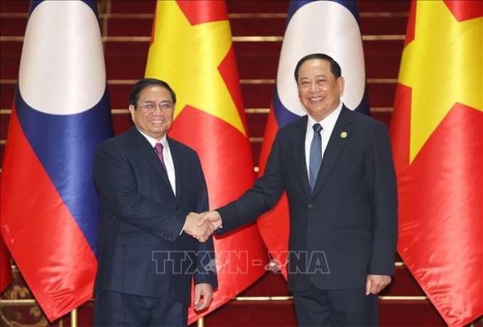 Thủ tướng Phạm Minh Chính và Thủ tướng Lào Sonexay Siphandone chụp ảnh lưu niệm trước khi hội đàm, sáng 11/1/2023, tại thủ đô Vientiane. Ảnh: Dương Giang/TTXVN.