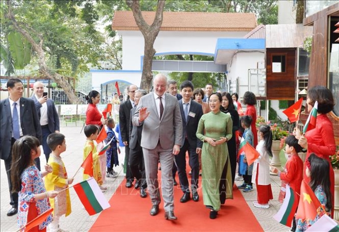 Chủ tịch Quốc hội Bulgaria Rossen Jeliazkov thăm Trường mầm non Việt Nam - Bulgaria. (Ảnh: TTXVN)