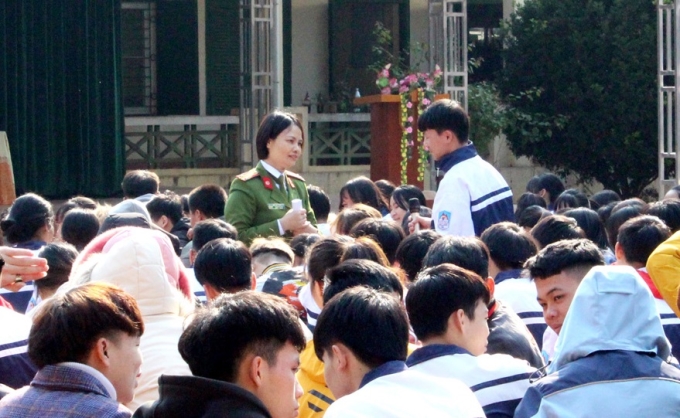 Cán bộ Phòng Cảnh sát hình sự, Công an tỉnh Hòa Bình giao lưu, tuyên truyền, phổ biến pháp luật với học sinh trường THPT Thạch Yên, huyện Cao Phong, tỉnh Hòa Bình.
