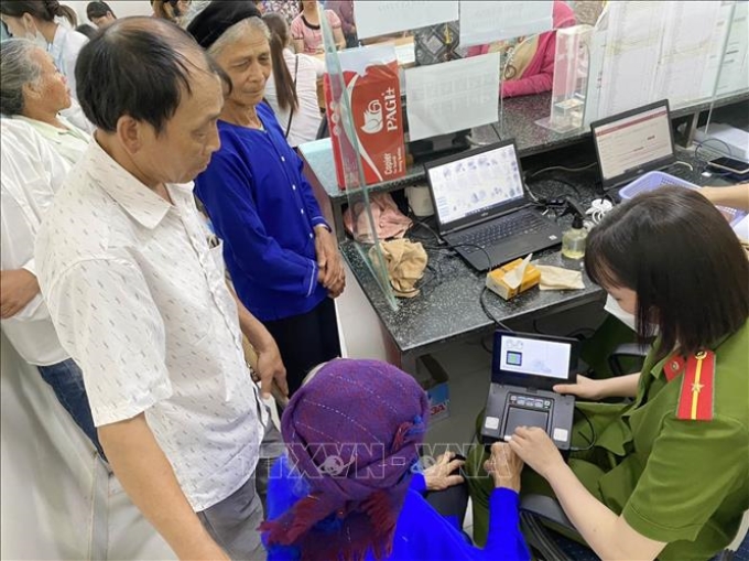 Công an huyện Lộc Bình (Lạng Sơn) lưu động cấp căn cước công dân, tài khoản định danh điện tử cho người dân tại cơ sở. Ảnh: TTXVN