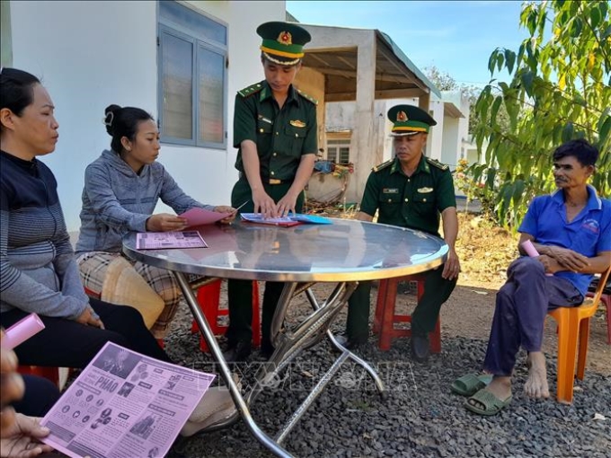 Bộ đội Biên phòng Bù Đốp tuyên truyền người dân khu dân cư liền kề ở huyện Bù Đốp, Bình Phước không vi phạm pháp luật. Ảnh minh họa: TTXVN