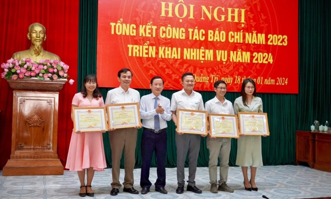 Trưởng Ban Tuyên giáo Tỉnh ủy Quảng Trị Hồ Đại Nam tặng giấy khen cho các phóng viên có nhiều thành tích xuất sắc trong công tác tuyên truyền năm 2023. (Ảnh: Phan Ngân)